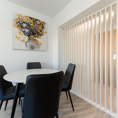 Vanda - Park-View Apartment With Private Balcony Bucharest Exterior photo